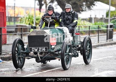 Brighton UK 6. November 2022 - Ein 1903 Napier ist eines der ersten Autos, das heute am jährlichen Veteran Car Run von RM Sotheby's London nach Brighton in Brighton ankommt. Die Strecke ist offen für vierrädrige Autos, Dreiräder und Dreiräder, die vor dem 1.. Januar 1905 hergestellt wurden : Credit Simon Dack / Alamy Live News Stockfoto