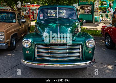 Des Moines, IA - 01. Juli 2022: Hochperspektivische Vorderansicht eines 1949 GMC 100 Half Ton Pickup Trucks auf einer lokalen Automshow. Stockfoto