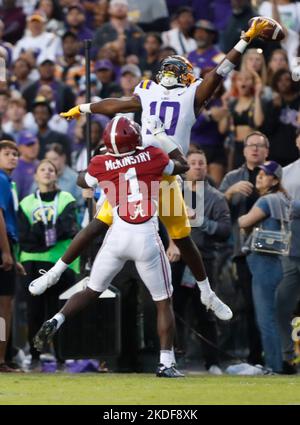 Baton Rouge, USA. 05.. November 2022. Alabama Crimson Tide Defensive Back Kool-Aid McKinstry (1) verteidigt einen Pass, der für den LSU Tigers Wide Receiver Jaray Jenkins (10) während eines Fußballwettbewerbs der Southeastern Conference im Tiger Stadium in Baton Rouge, Louisiana, am Samstag, den 5. November 2022, bestimmt war. (Foto von Peter G. Forest/Sipa USA) Quelle: SIPA USA/Alamy Live News Stockfoto