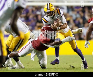 Baton Rouge, USA. 05.. November 2022. Alabama Crimson Tide Defensivlineman Byron Young (47) greift am Samstag, den 5. November 2022, bei einem Fußballwettbewerb der Southeastern Conference im Tiger Stadium in Baton Rouge, Louisiana, Jayden Daniels (5) gegen LSU Tigers Quarterback an. (Foto von Peter G. Forest/Sipa USA) Quelle: SIPA USA/Alamy Live News Stockfoto