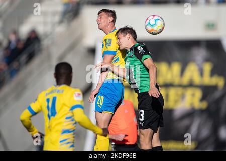 Braunschweig, Deutschland. 06.. November 2022. Fußball: 2. Bundesliga, Eintracht Braunschweig - SpVgg Greuther Fürth, Matchday 15, Eintracht-Stadion. Braunschweigs Löwe Lauberbach (l) spielt gegen Fürths Max Christiansen. Quelle: Swen Pförtner/dpa - WICHTIGER HINWEIS: Gemäß den Anforderungen der DFL Deutsche Fußball Liga und des DFB Deutscher Fußball-Bund ist es untersagt, im Stadion und/oder vom Spiel aufgenommene Fotos in Form von Sequenzbildern und/oder videoähnlichen Fotoserien zu verwenden oder zu verwenden./dpa/Alamy Live News Stockfoto