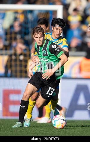 Braunschweig, Deutschland. 06.. November 2022. Fußball: 2. Bundesliga, Eintracht Braunschweig - SpVgg Greuther Fürth, Matchday 15, Eintracht-Stadion. Fürths Max Christiansen (l.) spielt gegen Braunschweigs Keita Endo. Quelle: Swen Pförtner/dpa - WICHTIGER HINWEIS: Gemäß den Anforderungen der DFL Deutsche Fußball Liga und des DFB Deutscher Fußball-Bund ist es untersagt, im Stadion und/oder vom Spiel aufgenommene Fotos in Form von Sequenzbildern und/oder videoähnlichen Fotoserien zu verwenden oder zu verwenden./dpa/Alamy Live News Stockfoto