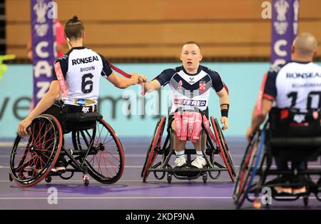 Die Engländer Jack Brown (links) und Nathan Collins feiern während der Wheelchair Rugby League World Cup-Gruppe Ein Spiel in der Copper Box Arena, London. Bilddatum: Sonntag, 6. November 2022. Stockfoto