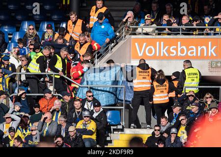 Braunschweig, Deutschland. 06.. November 2022. Fußball: 2. Bundesliga, Eintracht Braunschweig - SpVgg Greuther Fürth, Matchday 15, Eintracht-Stadion. Notarzt auf den Tribünen. Quelle: Swen Pförtner/dpa - WICHTIGER HINWEIS: Gemäß den Anforderungen der DFL Deutsche Fußball Liga und des DFB Deutscher Fußball-Bund ist es untersagt, im Stadion und/oder vom Spiel aufgenommene Fotos in Form von Sequenzbildern und/oder videoähnlichen Fotoserien zu verwenden oder zu verwenden./dpa/Alamy Live News Stockfoto