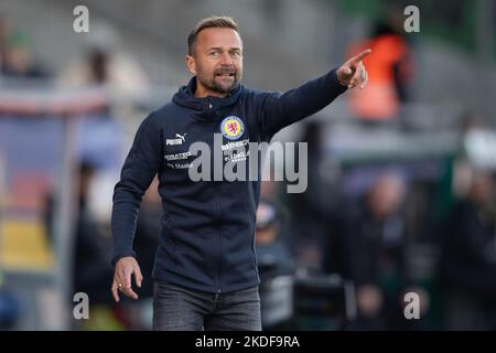 Braunschweig, Deutschland. 06.. November 2022. Fußball: 2. Bundesliga, Eintracht Braunschweig - SpVgg Greuther Fürth, Matchday 15, Eintracht-Stadion. Braunschweiger Trainer Michael Schiele zeigt Gesten. Quelle: Swen Pförtner/dpa - WICHTIGER HINWEIS: Gemäß den Anforderungen der DFL Deutsche Fußball Liga und des DFB Deutscher Fußball-Bund ist es untersagt, im Stadion und/oder vom Spiel aufgenommene Fotos in Form von Sequenzbildern und/oder videoähnlichen Fotoserien zu verwenden oder zu verwenden./dpa/Alamy Live News Stockfoto