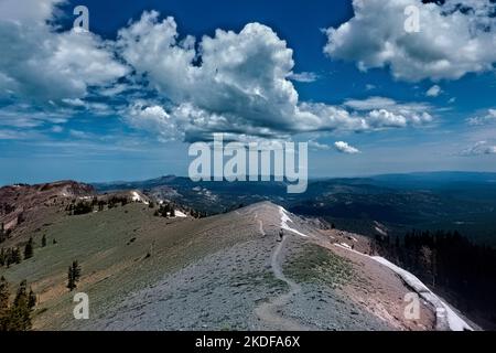 Wanderer wandern auf dem Pacific Crest Trail in der Nähe des Donner Summit, Kalifornien, USA Stockfoto