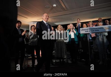 Der Führer der Liberaldemokraten, Sir Ed Davey, kommt zu uns, um vor einer Audienz von Unterstützern, Medien und Abgeordneten im Local Government Association Building, London, eine Rede zu halten. Bilddatum: Sonntag, 6. November 2022. Stockfoto