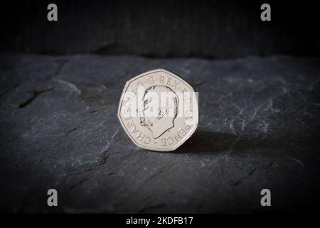 Das neue Fifty Pence-Stück mit Porträt von König Karl III Stockfoto