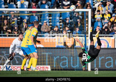 Braunschweig, Deutschland. 06.. November 2022. Fußball: 2. Bundesliga, Eintracht Braunschweig - SpVgg Greuther Fürth, Matchday 15, Eintracht-Stadion. Fürths Armindo Sieb (r) erzielt das Tor in 0:1 Minuten. Quelle: Swen Pförtner/dpa - WICHTIGER HINWEIS: Gemäß den Anforderungen der DFL Deutsche Fußball Liga und des DFB Deutscher Fußball-Bund ist es untersagt, im Stadion und/oder vom Spiel aufgenommene Fotos in Form von Sequenzbildern und/oder videoähnlichen Fotoserien zu verwenden oder zu verwenden./dpa/Alamy Live News Stockfoto