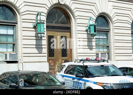 Bronx, NY - 10. März 2021: Eingangstür zum 45. Bezirk der New York City Police Department auf der Barkley Avenue, 10465 Stockfoto