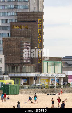 Dreamland (Art déco-Gebäude) vor dem Arlington House (brutalistisches Hochhaus) in Margate, Kent, England, Großbritannien Stockfoto