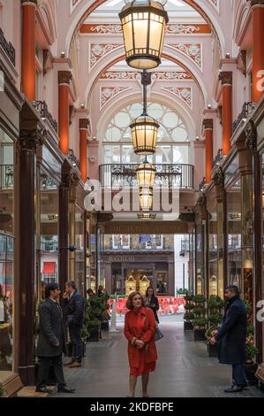 Blick durch die Royal Arcade, eine historische viktorianische Einkaufspassage zwischen der Albemarle Street und der Old Bond Street. London, England, Großbritannien Stockfoto