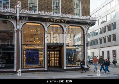 Außenansicht des Givenchy-Flagship-Bekleidungsladens an der Ecke New Bond Street und Grafton Street. London, England, Großbritannien Stockfoto