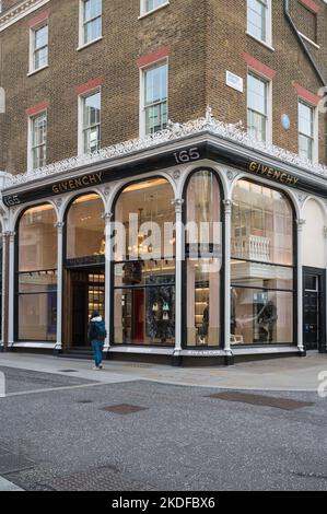 Außenansicht des Givenchy-Flagship-Bekleidungsladens an der Ecke New Bond Street und Grafton Street. London, England, Großbritannien Stockfoto