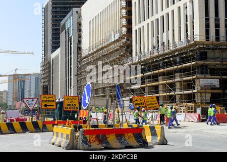 KATAR, Doha, Musheireb, Bauboom für FIFA Fußball WM 2022, der Bau wird von Wanderarbeitern aus aller Welt durchgeführt / KATAR, Doha, Bauboom für die FIFA Fußball WM 2022 / KATAR, Doha, Bauboom für die FIFA Fußball WM 2022, Abrissviertel Musheireb, Auf den Baustellen für Neubauten schufen Gastarbeiter aus aller Welt Stockfoto