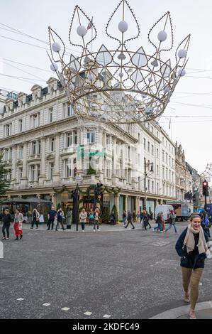Außenansicht des Kaufhauses Fenwick of Bond Street mit dekorativen Weihnachtsgirlanden. London, England, Großbritannien Stockfoto
