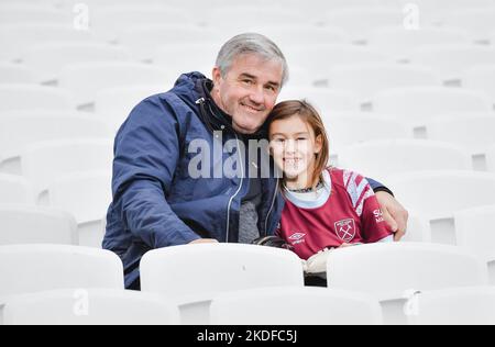 London, Großbritannien. 6. November 2022London, Großbritannien. 06.. November 2022. Zwei West Ham United Unterstützer leicht für das Premier League-Spiel zwischen West Ham United und Crystal Palace am 6. November 2022 im London Stadium, Queen Elizabeth Olympic Park, London, England. Foto von Phil Hutchinson. Nur zur redaktionellen Verwendung, Lizenz für kommerzielle Nutzung erforderlich. Keine Verwendung bei Wetten, Spielen oder Veröffentlichungen einzelner Clubs/Vereine/Spieler. Kredit: UK Sports Pics Ltd/Alamy Live Nachrichten Stockfoto