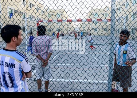 KATAR, Doha, Industriekomplex, Wohnkomplex für Wanderarbeiter außerhalb der Stadt, Sports Place / KATAR, Doha, Sammelunterkunft für Gastarbeiter außerhalb der Stadt, Sportplatz, Gastarbeiter aus den Philippinen und Vietnam spielen Fußball Stockfoto
