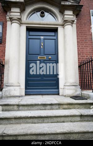 Schritte bis vor die Tür des georgischen Stadthauses 56 st stephens Green früher der earl of Meaths Haus dann st vincents Krankenhaus jetzt permanente tsb dublin repub Stockfoto