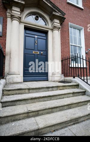 Schritte bis vor die Tür des georgischen Stadthauses 56 st stephens Green früher der earl of Meaths Haus dann st vincents Krankenhaus jetzt permanente tsb dublin repub Stockfoto