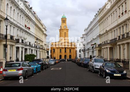 Stanley Gardens Road mit Blick auf die Kirche Saint Peters in Notting Hill Stockfoto