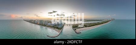 Drohnenpanorama über die Skyline von Miami Beach am Abend nach Sonnenuntergang Stockfoto