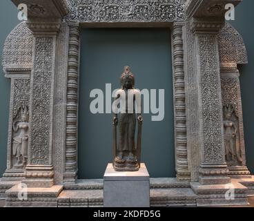 PARIS, FRANKREICH, 26. OKTOBER 2022 : alte asiatische Tempelstatue im Museum der asiatischen Künste Guimet, Paris, frankreich Stockfoto