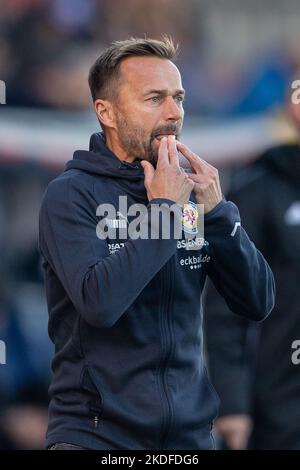 Braunschweig, Deutschland. 06.. November 2022. Fußball: 2. Bundesliga, Eintracht Braunschweig - SpVgg Greuther Fürth, Matchday 15, Eintracht-Stadion. Braunschweiger Trainer Michael Schiele ist am Rande. Quelle: Swen Pförtner/dpa - WICHTIGER HINWEIS: Gemäß den Anforderungen der DFL Deutsche Fußball Liga und des DFB Deutscher Fußball-Bund ist es untersagt, im Stadion und/oder vom Spiel aufgenommene Fotos in Form von Sequenzbildern und/oder videoähnlichen Fotoserien zu verwenden oder zu verwenden./dpa/Alamy Live News Stockfoto