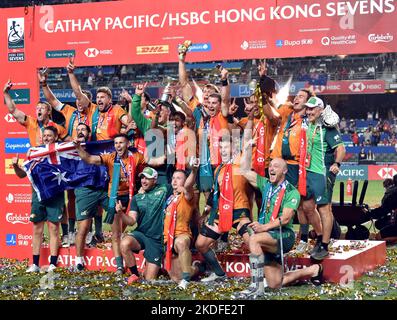 Hongkong, China. 6.. November 2022. Die australischen Teammitglieder feiern mit der Trophäe nach dem Rugby 7s-Finale zwischen Fidschi und Australien beim Cathay Pacific/HSBC Hong Kong Sevens in Hongkong, Südchina, 6. November 2022. Quelle: Lo Ping Fai/Xinhua/Alamy Live News Stockfoto