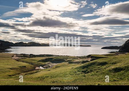 Ein friedliches, herbstliches HDR-Bild der abgelegenen Sheigra Bay in der Nähe von Kinlochbervie in Sutherland, Schottland. 23. Oktober 2022 Stockfoto