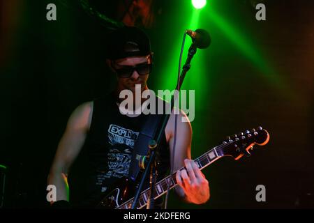 TIFLIS, GEORGIEN - 23. OKTOBER 2022: Sänger, Sänger singt ein Lied auf der Bühne. Musikalische Darbietung bei einem Rockband-Konzert. Der Gitarrist spielt die guita Stockfoto