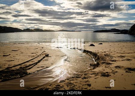 Ein friedliches, herbstliches HDR-Bild der abgelegenen Sheigra Bay in der Nähe von Kinlochbervie in Sutherland, Schottland. 23. Oktober 2022 Stockfoto