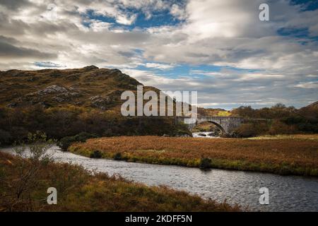 Eine herbstliche HDR-Aufnahme der Laxford Bridge, die die A838 nach Norden nach Durness und nach Süden nach Ullapool entlang der Norrth Coast 500 führt. 23. Oktober 2022 Stockfoto