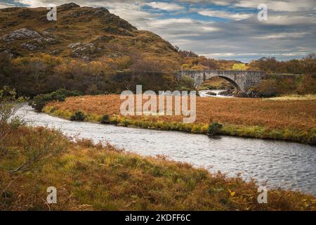 Eine herbstliche HDR-Aufnahme der Laxford Bridge, die die A838 nach Norden nach Durness und nach Süden nach Ullapool entlang der Norrth Coast 500 führt. 23. Oktober 2022 Stockfoto