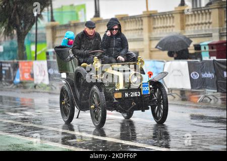 Brighton UK 6. November 2022 - die Teilnehmer trotzen dem sintflutartigen Regen entlang der Küste von Brighton, während sie heute den jährlichen RM Sotheby's London to Brighton Veteran Car Run absolvieren. Die Strecke ist offen für vierrädrige Autos, Dreiräder und Dreiräder, die vor dem 1.. Januar 1905 hergestellt wurden : Credit Simon Dack / Alamy Live News Stockfoto