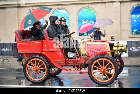 Brighton UK 6. November 2022 - die Teilnehmer trotzen dem sintflutartigen Regen entlang der Küste von Brighton, während sie heute den jährlichen RM Sotheby's London to Brighton Veteran Car Run absolvieren. Die Strecke ist offen für vierrädrige Autos, Dreiräder und Dreiräder, die vor dem 1.. Januar 1905 hergestellt wurden : Credit Simon Dack / Alamy Live News Stockfoto