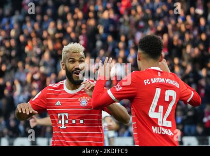 Berlin, Deutschland. 05.. November 2022. Fußball: Bundesliga, Hertha BSC - Bayern München, Matchday 13, Olympiastadion, Bayern's Eric Maxim Choupo-Moting (l) und Bayern's Jamal Musiala (r) feiern die 1:0. Kredit: Soeren Sache/dpa - WICHTIGER HINWEIS: Gemäß den Anforderungen der DFL Deutsche Fußball Liga und des DFB Deutscher Fußball-Bund ist es untersagt, im Stadion und/oder vom Spiel aufgenommene Fotos in Form von Sequenzbildern und/oder videoähnlichen Fotoserien zu verwenden oder zu verwenden./dpa/Alamy Live News Stockfoto