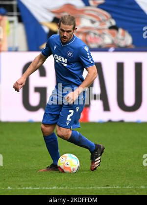 Karlsruhe, Deutschland. 05.. November 2022. Fußball: 2. Bundesliga, Karlsruher SC - Holstein Kiel, Matchday 15, im BBBank Wildpark. Sebastian Jung aus Karlsruhe. Kredit: Uli Deck/dpa - WICHTIGER HINWEIS: Gemäß den Anforderungen der DFL Deutsche Fußball Liga und des DFB Deutscher Fußball-Bund ist es untersagt, im Stadion und/oder vom Spiel aufgenommene Fotos in Form von Sequenzbildern und/oder videoähnlichen Fotoserien zu verwenden oder zu verwenden./dpa/Alamy Live News Stockfoto