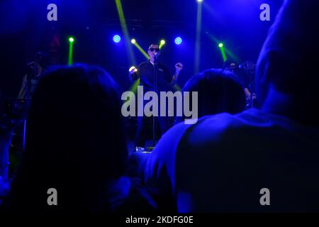 TIFLIS, GEORGIEN - 23. OKTOBER 2022: Männlicher Sänger, Sänger hält ein Mikrofon und singt ein Lied auf der Bühne. Musikalische Darbietung, Rockband-Konzert. Serge Stockfoto