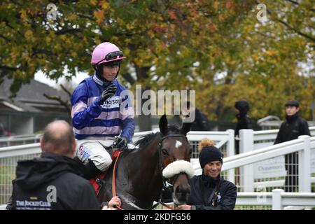 London, Großbritannien. 6.. November 2022. Harry Cobden begrüßt das Publikum in der Siegeranlage, nachdem er den 13,25. Auf der Sandown Park Racecourse auf Solo, Großbritannien, gewonnen hat. Kredit: Paul Blake/Alamy Live Nachrichten. Stockfoto