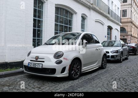 BATUMI, GEORGIA - 07. September 2022: Fiat 500. Seitenansicht. Ein restauriertes Retro-Auto auf einer Stadtstraße, geparkt am Straßenrand, in einem Parkplatz-Spa Stockfoto