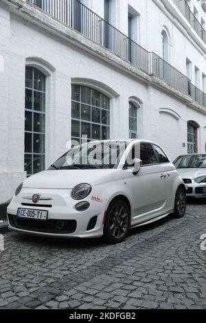 BATUMI, GEORGIA - 07. September 2022: Fiat 500. Seitenansicht. Ein restauriertes Retro-Auto auf einer Stadtstraße, geparkt am Straßenrand, in einem Parkplatz-Spa Stockfoto