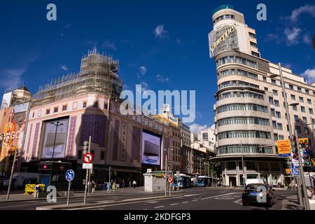 Madrid, Spanien - 20. Juni 2022: Überqueren Sie die Gran Via mit dem Callao-Platz im Zentrum von Madrid Stockfoto