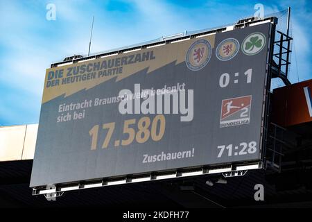 Braunschweig, Deutschland. 06.. November 2022. Fußball: 2. Bundesliga, Eintracht Braunschweig - SpVgg Greuther Fürth, Matchday 15, Eintracht-Stadion. Ansicht der Anzeigetafel mit der Anzahl der Zuschauer 17580. Quelle: Swen Pförtner/dpa - WICHTIGER HINWEIS: Gemäß den Anforderungen der DFL Deutsche Fußball Liga und des DFB Deutscher Fußball-Bund ist es untersagt, im Stadion und/oder vom Spiel aufgenommene Fotos in Form von Sequenzbildern und/oder videoähnlichen Fotoserien zu verwenden oder zu verwenden./dpa/Alamy Live News Stockfoto