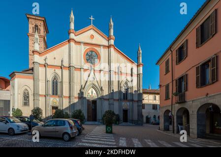 Carmagnola, Turin, Italien - 05. November 2022: Stiftskirche der Heiligen Petrus und Paulus von der Via Ferrucci Valobra aus gesehen Stockfoto