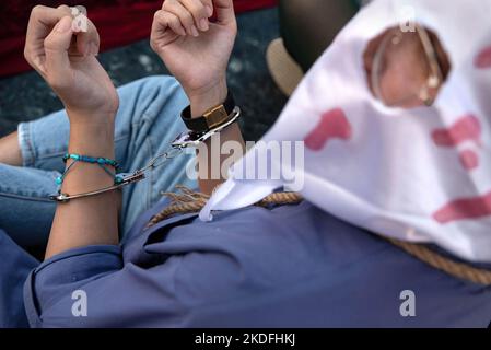 Barcelona, Spanien. 05.. November 2022. Ein Protestler sah während der Demonstration Handschellen tragen. Die iranische Gemeinschaft in Barcelona versammelte sich auf der Plaza de Catalunya, um gegen die Unterdrückung und Brutalität des islamischen Regimes und die Morde an Menschen zu demonstrieren. Kredit: SOPA Images Limited/Alamy Live Nachrichten Stockfoto