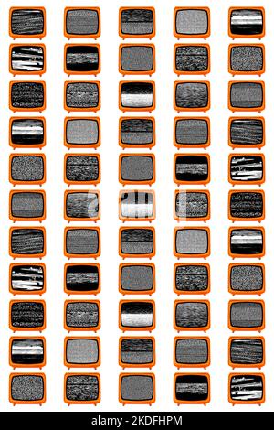 Retro-Fernseher im Alter von Orange Space mit verschiedenen Bildschirmen mit statischem Rauschen und Glitch-Effekt Stockfoto
