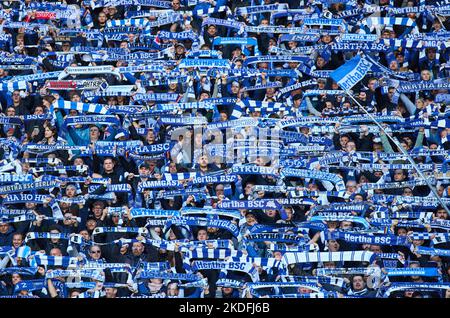 Berlin, Deutschland. 05.. November 2022. Hertha Fans im Spiel HERTHA BSC BERLIN - FC BAYERN MÜNCHEN 2-3 1.Deutsche Fußballliga am 4. November 2022 in Berlin, Deutschland. Saison 2022/2023, Spieltag 13, 1.Bundesliga, FCB, München, 13.Spieltag Credit: Peter Schatz/Alamy Live News Stockfoto