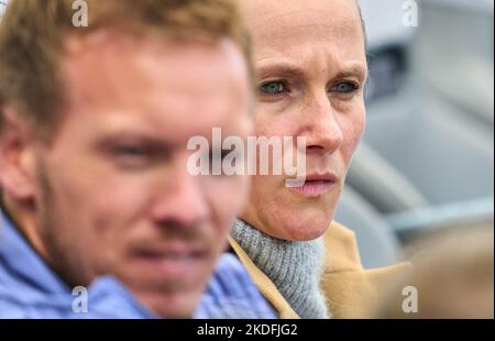 Berlin, Deutschland. 05.. November 2022. Trainer Julian Nagelsmann (FCB), Teamleiter, Headcoach, Coach, Kathleen KRÜGER, Teamchef FCB im Spiel HERTHA BSC BERLIN - FC BAYERN MÜNCHEN 2-3 1.Deutsche Fußballliga am 4. November 2022 in Berlin, Deutschland. Saison 2022/2023, Spieltag 13, 1.Bundesliga, FCB, München, 13.Spieltag Credit: Peter Schatz/Alamy Live News Stockfoto