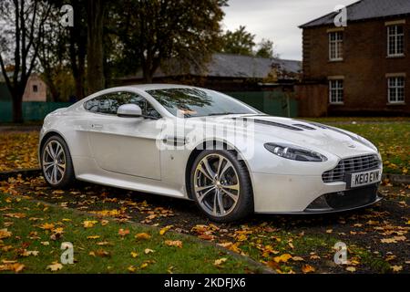 2013 Aston Martin V12 Vantage, ausgestellt auf der Scary Cars Assembly, die am 30.. Oktober 2022 im Bicester Heritage Centre stattfand Stockfoto